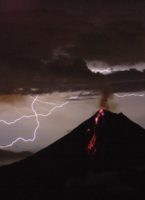 volcan-arenal-en-noche-de-tormenta