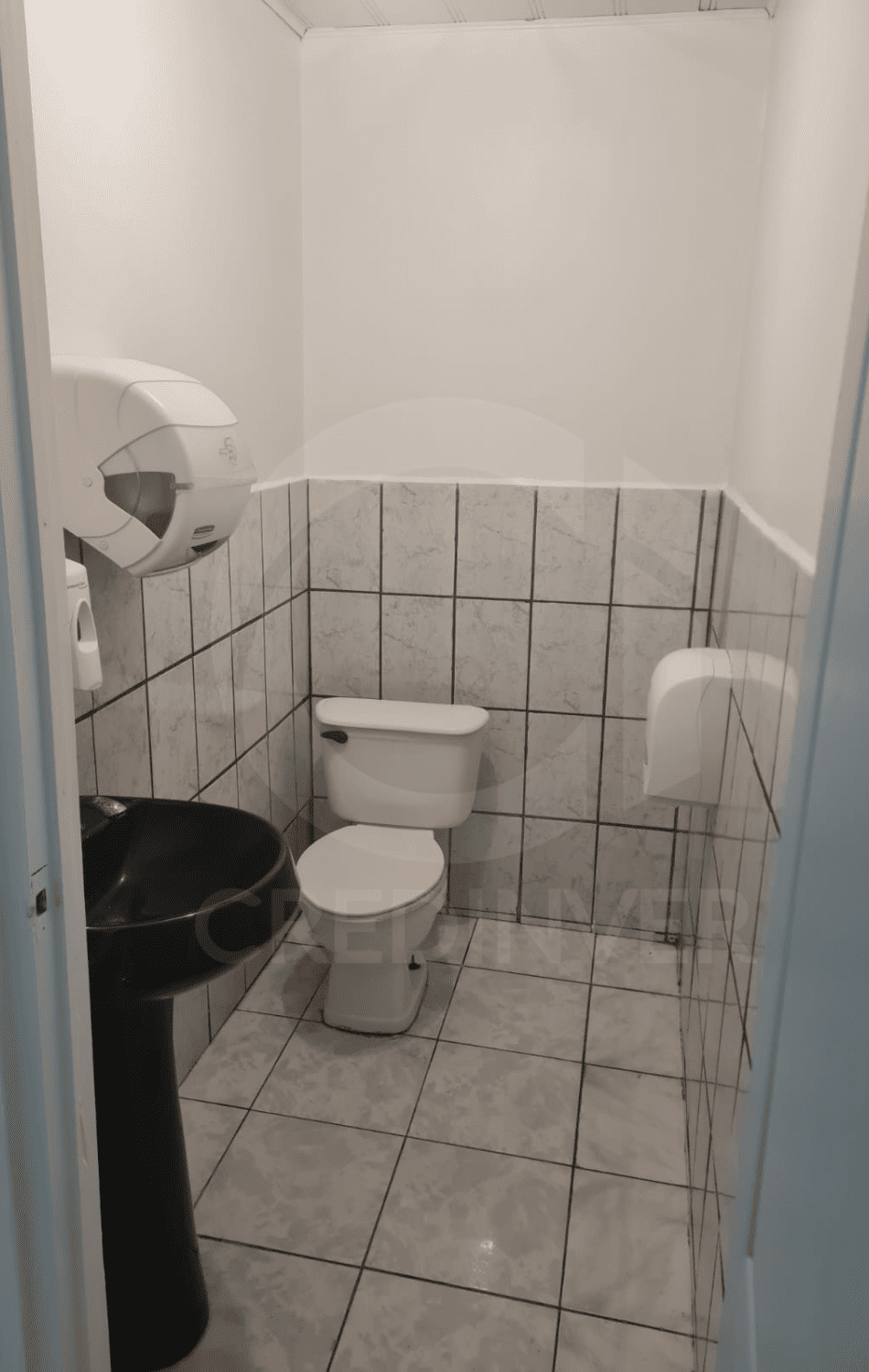 Área baños edificio a la venta en San Carlos