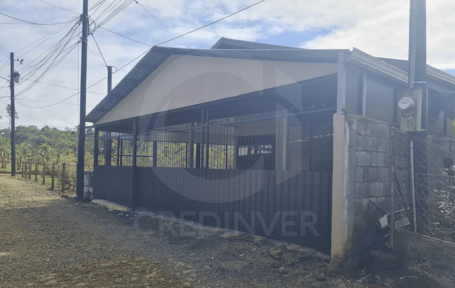 Casa segura en venta en San Carlos. Un nivel, 3 cuartos, espacios amplios para parqueos y más.